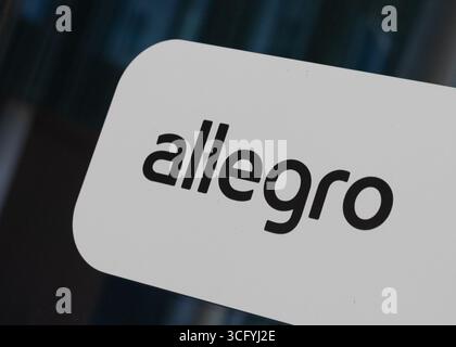Poznan, Pologne - 16 août 2025 : logo Allegro sur l'entrée du bâtiment du siège social dans le quartier moderne des bureaux Banque D'Images