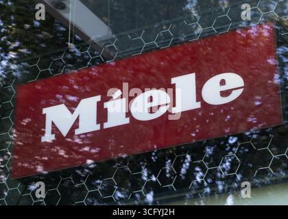 Poznan, Pologne - 16 août 2025 : logo Miele sur panneau rouge à la vitrine du magasin de la marque Banque D'Images