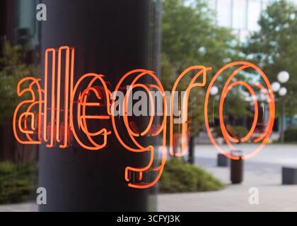 Poznan, Pologne - 16 août 2025 : logo Allegro néon illuminé à l'intérieur de la fenêtre du siège de l'entreprise Banque D'Images