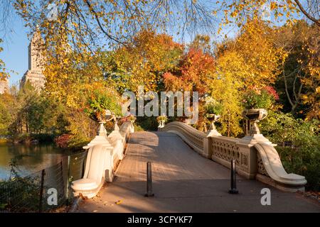Vue automnale du pont Bow à Central Park, New York. Scène romantique sur Upper West Side avec feuillage coloré pendant la saison d'automne à Manhattan Banque D'Images