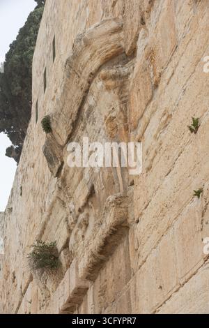 Vue rapprochée de la section restante de l'Arc de Robinson sur le mur ouest du mont du temple dans la vieille ville de Jérusalem, Israël. Banque D'Images