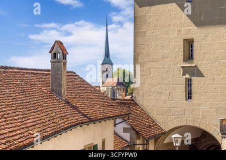 La ville historique de Burgdorf, porte d'entrée de l'Emmental, avec sa vieille ville médiévale regroupée autour de l'éminent château de Zähringen sur une colline. Banque D'Images