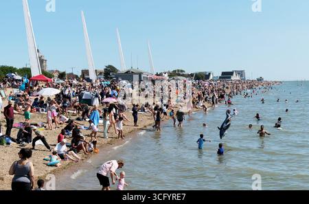 Southend-on-Sea, Essex, Royaume-Uni. 25 août 2025. Les gens apprécient le temps chaud de vacances sur la plage de Southend. 25 août 2025 BensCapMedia/Alamy Live News Banque D'Images