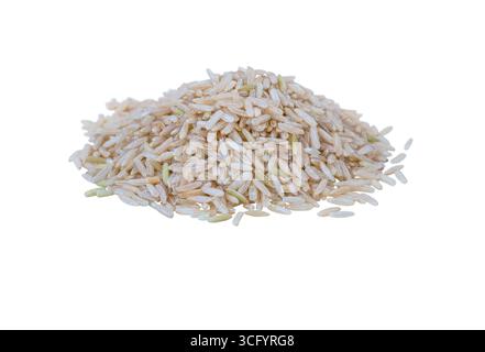 Tas de riz brun brut non poli isolé sur fond blanc. Aliments biologiques sains, grains entiers naturels pour l'alimentation et la cuisine. Banque D'Images