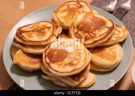 Crêpes fraîchement cuites sur la plaque en céramique Banque D'Images