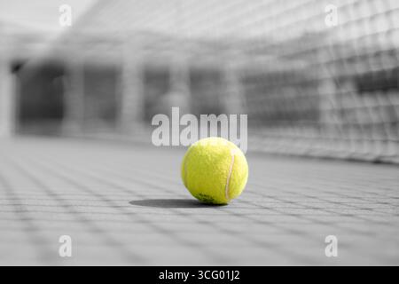 Terrain de tennis avec raquette placé sur le court à Riyad, Arabie Saoudite, montrant des équipements sportifs et une surface de jeu extérieure. Banque D'Images