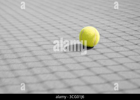 Terrain de tennis avec raquette placé sur le court à Riyad, Arabie Saoudite, montrant des équipements sportifs et une surface de jeu extérieure. Banque D'Images