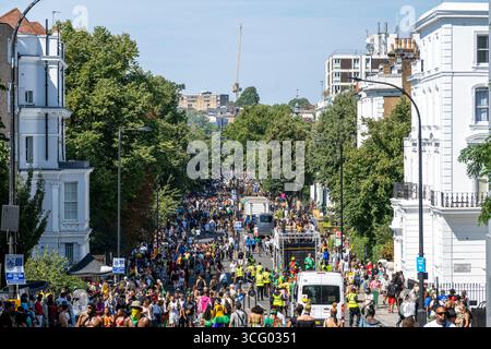 Londres, Royaume-Uni. 25 août 2025. Foules sur Ladbroke Grove pendant l'après-midi de la Grande finale du Carnaval de Notting Hill. Le plus grand festival de rue d’Europe se déroule sur deux jours et célèbre la culture caribéenne avec plus d’un million de personnes attendues chaque jour. Credit : Stephen Chung / Alamy Live News Banque D'Images