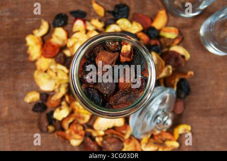 Fruits séchés assortis dans un pot en verre vue de dessus Banque D'Images