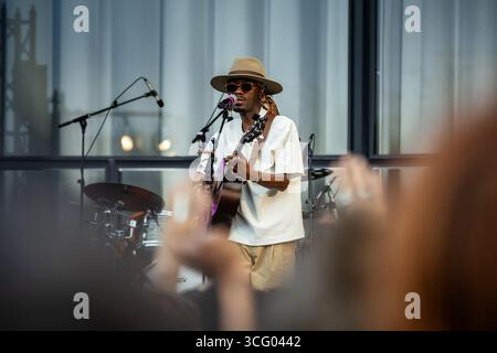 Berlin, Allemagne. 27 juillet 2025. L’artiste brésilienne Jota PE et son groupe se produisent lors du Festival Psicotropicos à la Neue Nationalgalerie de Berlin, en Allemagne, le 27 juillet 2025. (Photo par Emmanuele Contini/NurPhoto) crédit : NurPhoto SRL/Alamy Live News Banque D'Images