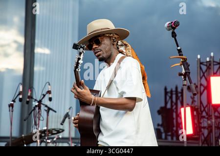 Berlin, Allemagne. 27 juillet 2025. L’artiste brésilienne Jota PE et son groupe se produisent lors du Festival Psicotropicos à la Neue Nationalgalerie de Berlin, en Allemagne, le 27 juillet 2025. (Photo par Emmanuele Contini/NurPhoto) crédit : NurPhoto SRL/Alamy Live News Banque D'Images