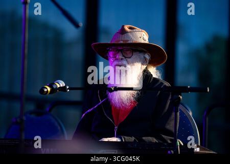 Berlin, Allemagne. 27 juillet 2025. L’artiste brésilien Hermete Pascoal et son groupe se produisent lors du Festival Psicotropicos à la Neue Nationalgalerie à Berlin, en Allemagne, le 27 juillet 2025. (Photo par Emmanuele Contini/NurPhoto) crédit : NurPhoto SRL/Alamy Live News Banque D'Images