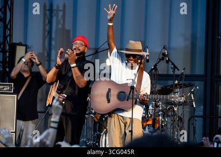 Berlin, Allemagne. 27 juillet 2025. L’artiste brésilienne Jota PE et son groupe se produisent lors du Festival Psicotropicos à la Neue Nationalgalerie de Berlin, en Allemagne, le 27 juillet 2025. (Photo par Emmanuele Contini/NurPhoto) crédit : NurPhoto SRL/Alamy Live News Banque D'Images