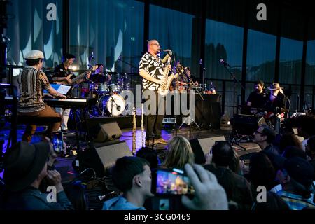 Berlin, Allemagne. 27 juillet 2025. L’artiste brésilien Hermete Pascoal et son groupe se produisent lors du Festival Psicotropicos à la Neue Nationalgalerie à Berlin, en Allemagne, le 27 juillet 2025. (Photo par Emmanuele Contini/NurPhoto) crédit : NurPhoto SRL/Alamy Live News Banque D'Images