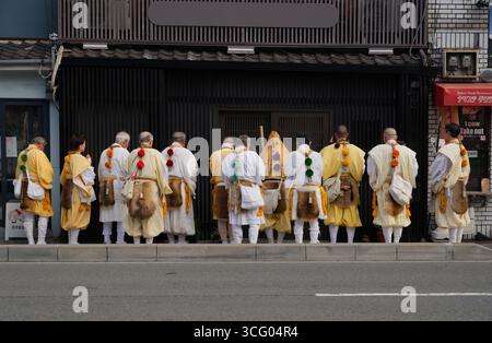 Les aînés locaux aux attitudes traditionnelles bénissent une entreprise pendant Tōka Ebisu à Kyoto Banque D'Images