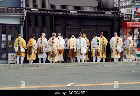 Les aînés et les accompagnateurs en tenue traditionnelle bénissent une entreprise locale pendant Tōka Ebisu à Kyoto Banque D'Images