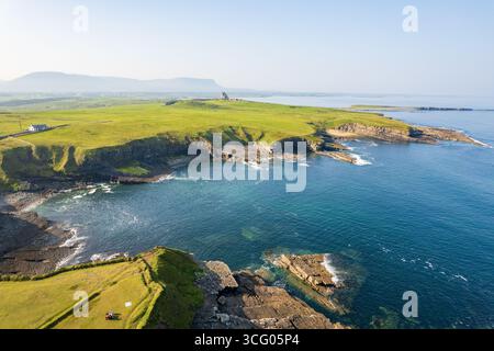 Le château de Classiebawn, dans le comté de Sligo, en Irlande, capturé par drone, s'élève majestueusement au-dessus de la côte atlantique avec la montagne Benbulben comme spectaculaire Banque D'Images