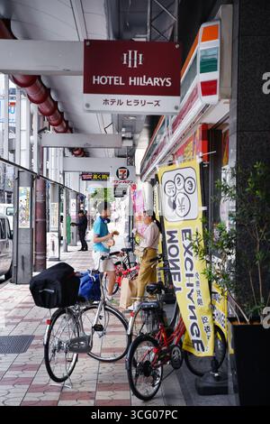 Vitrine d'un magasin de proximité 7-Eleven à Osaka City - Japon Banque D'Images