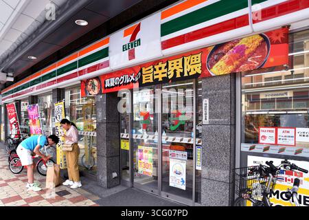 Vitrine d'un magasin de proximité 7-Eleven à Osaka City - Japon Banque D'Images