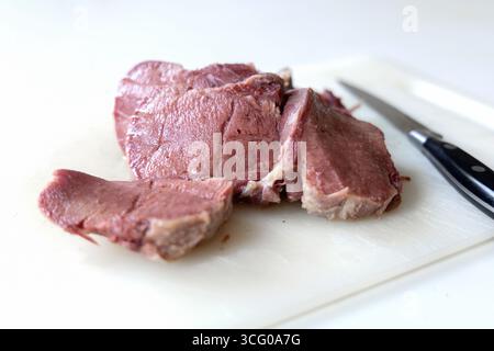 Tranches de langue de boeuf préparées sur une planche propre. Photo de haute qualité Banque D'Images