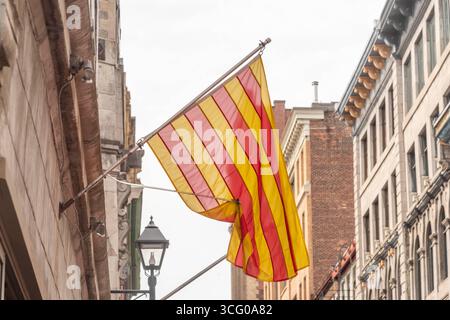 Le drapeau de Catalogne ou Senyera sur trois mâts de drapeau Banque D'Images