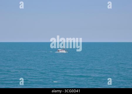 Voyage et liberté bateau sur un large, ouvert océan Banque D'Images