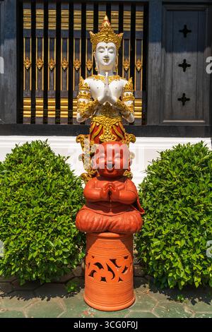 Petit temple situé près de la place du monument des 3 Rois, Wat Inthakhin Sadue Muang emballe beaucoup dans un espace compact, avec un viharn incroyable (temple ha Banque D'Images