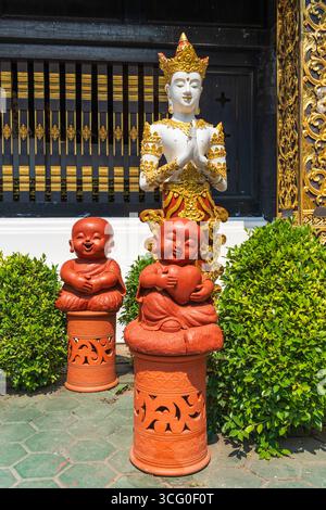 Petit temple situé près de la place du monument des 3 Rois, Wat Inthakhin Sadue Muang emballe beaucoup dans un espace compact, avec un viharn incroyable (temple ha Banque D'Images