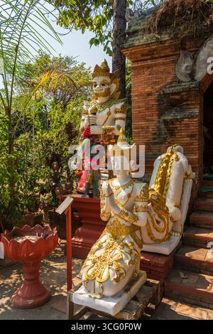 Petit temple situé près de la place du monument des 3 Rois, Wat Inthakhin Sadue Muang emballe beaucoup dans un espace compact, avec un viharn incroyable (temple ha Banque D'Images