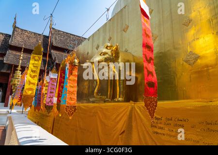 Probablement le temple le plus célèbre de Chiang mai (et par conséquent, centre touristique), Wat Phra Singh est également l'un des plus anciens temples de Chiang mai, avec c Banque D'Images