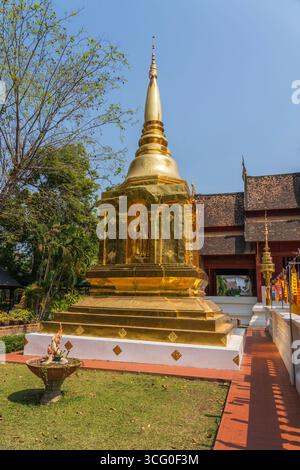 Probablement le temple le plus célèbre de Chiang mai (et par conséquent, centre touristique), Wat Phra Singh est également l'un des plus anciens temples de Chiang mai, avec c Banque D'Images