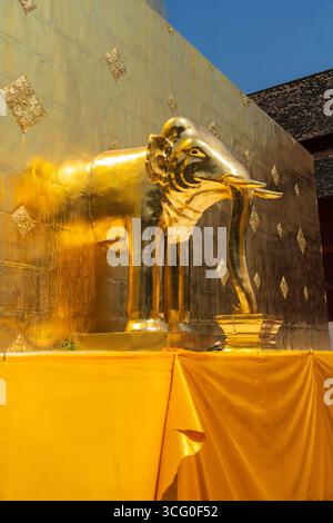 Probablement le temple le plus célèbre de Chiang mai (et par conséquent, centre touristique), Wat Phra Singh est également l'un des plus anciens temples de Chiang mai, avec c Banque D'Images