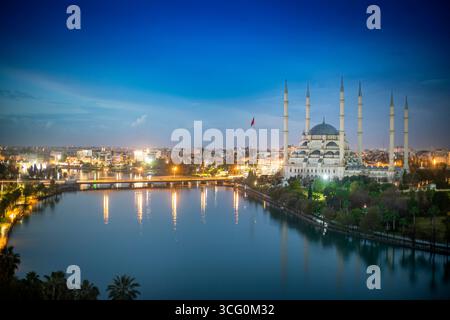 Mosquée Centrale Sabanci, vieille tour de l'horloge et le pont de pierre à Adana, ville de Turquie. La Ville d'Adana avec minarets mosquée en face de la rivière Seyhan. Banque D'Images