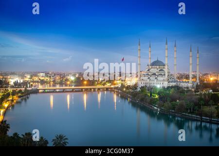 Mosquée Centrale Sabanci, vieille tour de l'horloge et le pont de pierre à Adana, ville de Turquie. La Ville d'Adana avec minarets mosquée en face de la rivière Seyhan. Banque D'Images