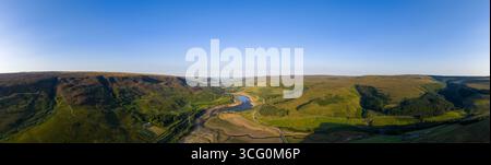 La vue aérienne par drone capture la dure réalité de la sécheresse sévère au réservoir Woodhead près de Glossop, révélant de vastes étendues de terre sèche et fissurée. Banque D'Images