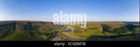 La vue aérienne par drone capture la dure réalité de la sécheresse sévère au réservoir Woodhead près de Glossop, révélant de vastes étendues de terre sèche et fissurée. Banque D'Images