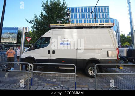 Un van de reconnaissance faciale en direct de la police métropolitaine en place à l'extérieur de la station de Paddington à Londres, en place pour la célébration du carnaval de Notting Hill dans l'ouest de Londres pendant le week-end des vacances d'été. Date de la photo : lundi 25 août 2025. Banque D'Images