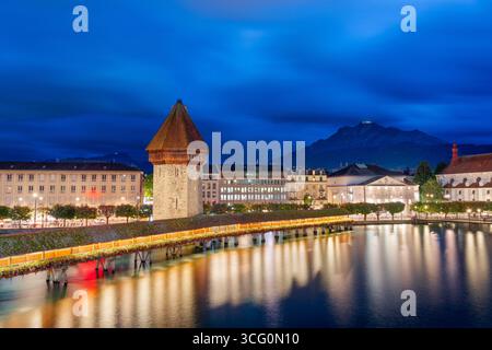 Lucerne, Suisse dans la soirée sur la rivière Reuss avec Mt. Pilatus. Banque D'Images