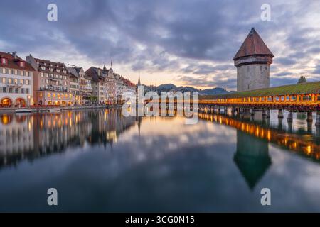 Lucerne, Suisse à l'aube sur la rivière Reuss. Banque D'Images