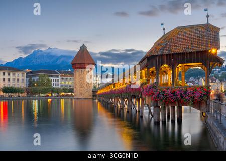 Lucerne, Suisse dans la soirée sur la rivière Reuss avec Mt. Pilatus. Banque D'Images