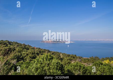 Vue panoramique du détroit du bosphore et de la mer de marmara avec les îles au point Banque D'Images