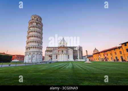 PISE, ITALIE - 17 DÉCEMBRE 2021 : la Tour de Pise sur la place des miracles au crépuscule. Banque D'Images