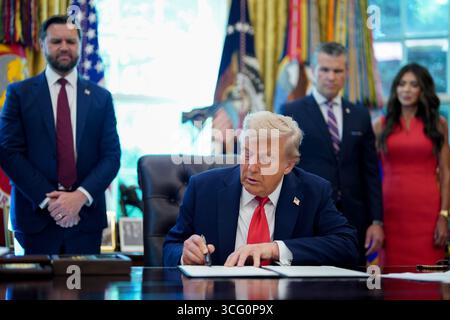 Washington, DC, États-Unis. 25 août 2025. Le président des États-Unis Donald J Trump signe un décret exécutif dans le bureau ovale de la Maison Blanche à Washington, DC, États-Unis, le lundi 25 août, 2025. Trump signe lundi deux décrets visant à mettre fin à la mise en liberté sous caution sans numéraire à Washington et dans tout le pays, marquant la dernière mesure prise dans le programme de administrations pour réprimer la criminalité. Crédit : Al Drago/Pool via CNP/dpa/Alamy Live News Banque D'Images