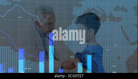 Médecin recouvert de blanc plaçant le stéthoscope sur la poitrine du garçon en clinique, avec le graphique, le graphique et la carte superposés Banque D'Images