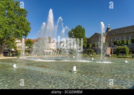 Brunnen im Rosengarten und der Regentenbau im Staatsbad Bad Kissingen, Unterfranken, Bayern, Deutschland | la fontaine de la roseraie et la salle de concert Banque D'Images