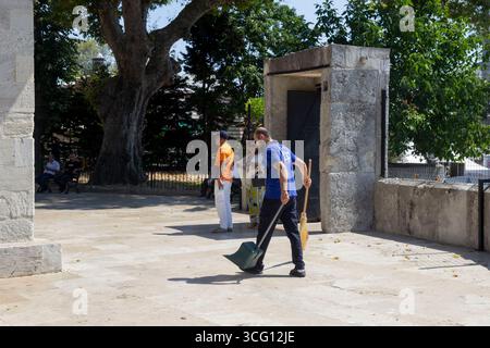 Plus propre au travail à istanbul, balayant le trottoir en pierre historique d'Istanbul, turquie Banque D'Images