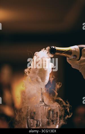 Verres à champagne debout dans une tour à la fête sur un fond sombre. Verres de vin mousseux sur une table de fête. Service de banquet. Champagne est p Banque D'Images