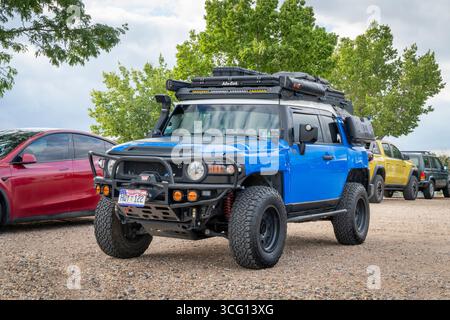 Loveland, CO, États-Unis - 22 août 2025 : Toyota FJ Cruiser 4RM SUV avec porte-bagages de toit, tente de toit et treuil - configuration Overlanding Banque D'Images