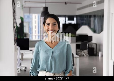 Portrait de chef de projet féminin se tient confiant dans le bureau moderne Banque D'Images
