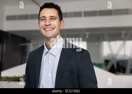 Portrait de tête de jeune homme professionnel se tiennent en toute confiance dans le bureau Banque D'Images